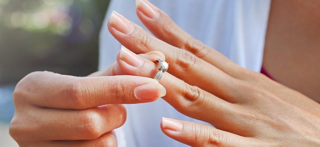 10 способов снять обручальное кольцо с опухшего пальца