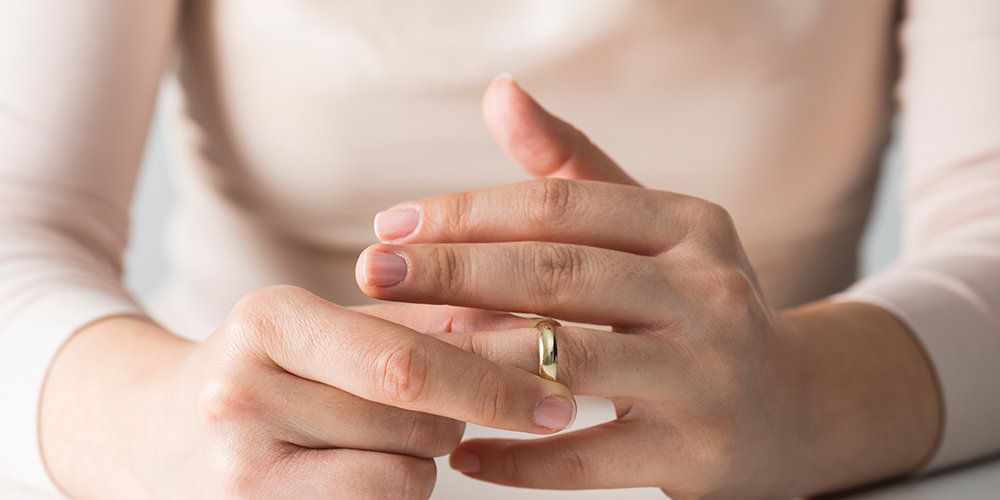 Как снять кольцо с пальца если палец отек