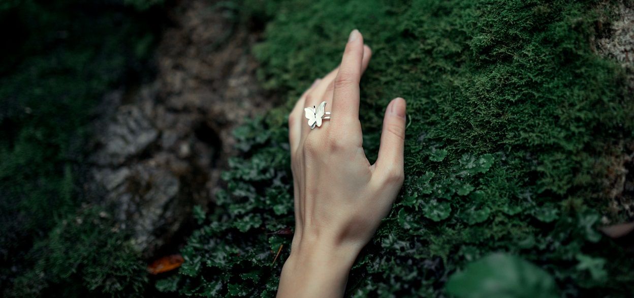 Серебряное кольцо на каком пальце носить. На каком пальце носить кольцо? Значение колец