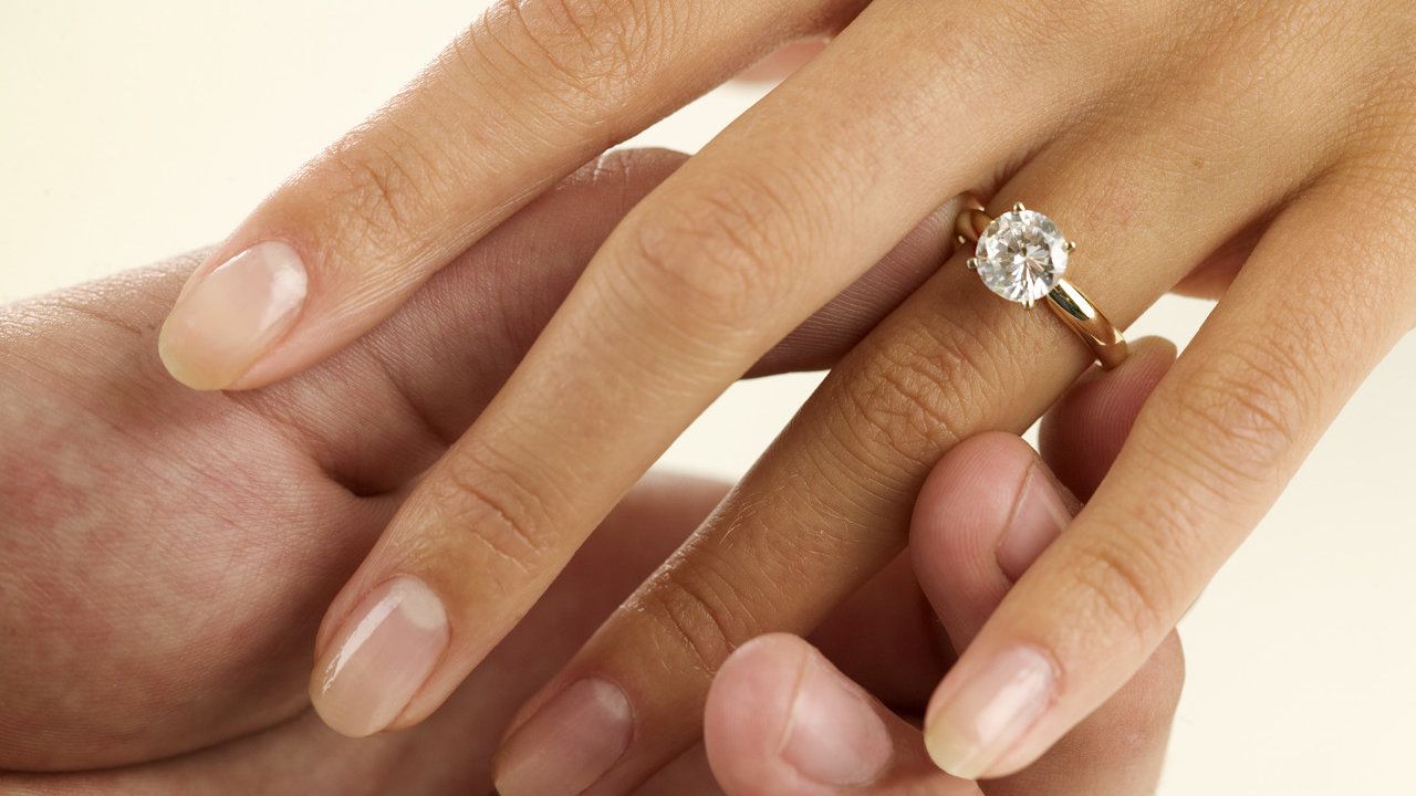 Куда надевают кольцо на свадьбе. На каком пальце невесты носят помолвочное кольцо. На какой руке носится подарок жениха